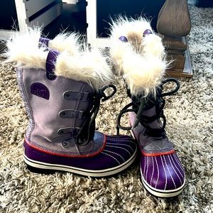 Girls youth Sorel snow & rain boots. Size 4, In excellent used condition.
